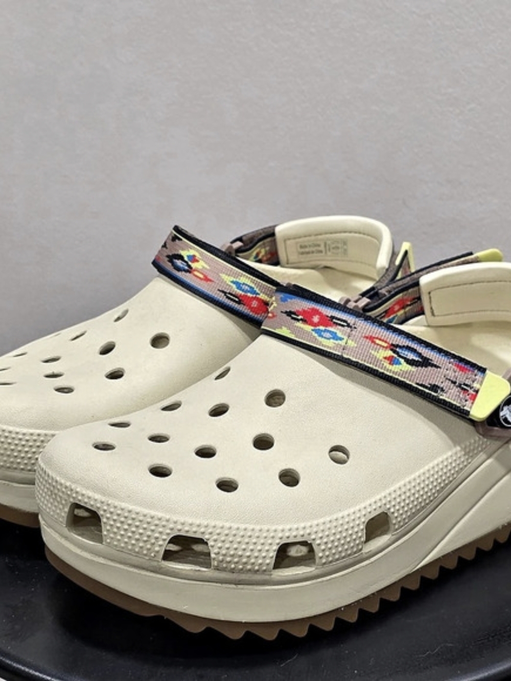 Crocs Mega Crush Clog Cream Men's 8/Women's 10 Like New